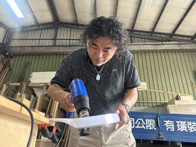 台中古根漢美術館模型 修復費工贏特室內設計總監魏永成(圖)操刀修復台中古根漢美術館模型,嘗試多種方法,最後使用熱風槍慢慢烘烤,彎出建築師札哈.哈蒂設計的獨特曲面線條。(圖/中央社)