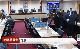藍營提出總統副總統選罷法，挨批護航周典論，在一陣討論後決議等行政院版提出再審。（圖／翻攝自國會頻道）