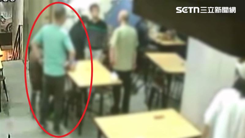 想討債的56歲李姓男子，（青綠衣者）跟李姓董座發生爭執，衝突過程中被刺死。（圖／翻攝畫面）