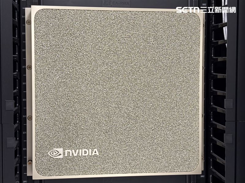 平台透過NVIDIA NIM推論微服務與TensorRT-LLM等軟體架構，將推論速度提升40%、Token傳輸量提高60%，加速邊緣到雲端AI產品開發。（圖／記者王文承攝影）