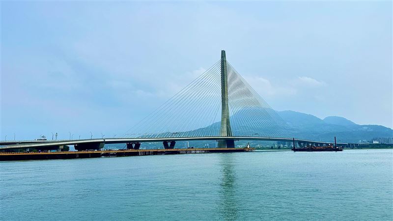 全台第一批「5000人跑上淡江大橋」！通車前「跨河路跑」熱鬧登場。（圖／記者鍾釗榛攝影）