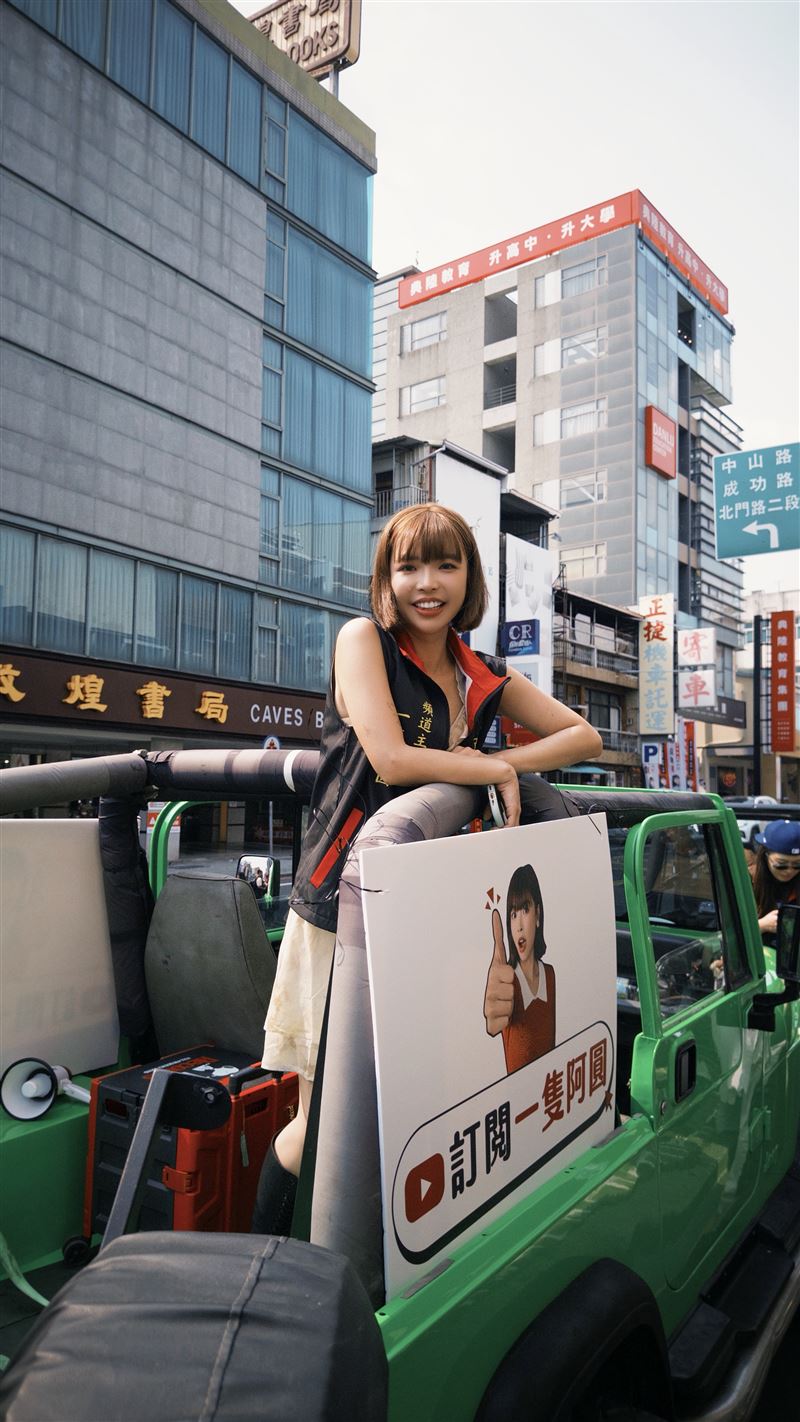 阿圓登上競選車，熱情力推粉絲訂閱頻道。（圖／三艾創意有限公司提供）