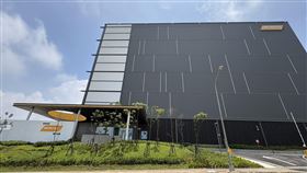 聯發科苗栗研發資料中心，機器是 NVIDIA DGX B200，單相浸沒式冷卻技術。（圖／記者王文承攝影）