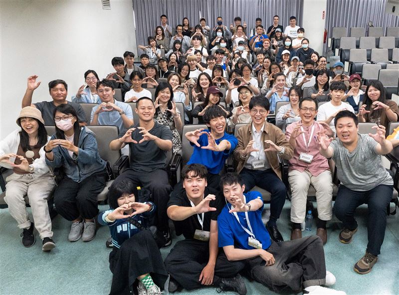 高雄青年局長林楷軒（二排右三）、「nuva」創辦人林上哲（二排左四）與高師大學務主任杜明德教授（二排右二）於座談活動後與學生合影留念。（圖／高雄市政府提供）