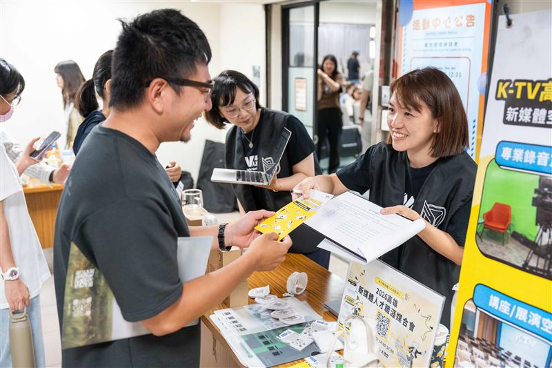 為響應「nuva」巡迴活動，「K-TV高雄新媒體人才培育中心」也於高師大校園設攤，宣傳新媒體相關課程、場域資源與相關培育活動。（圖／高雄市政府提供）