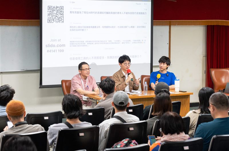 高雄青年局長林楷軒(中)、「nuva」創辦人林上哲(右)與高師大學務主任杜明德教授(左)進行三方對談，深入探討 AI 時代下青年人才所需的核心競爭力。（圖／高雄市政府提供）