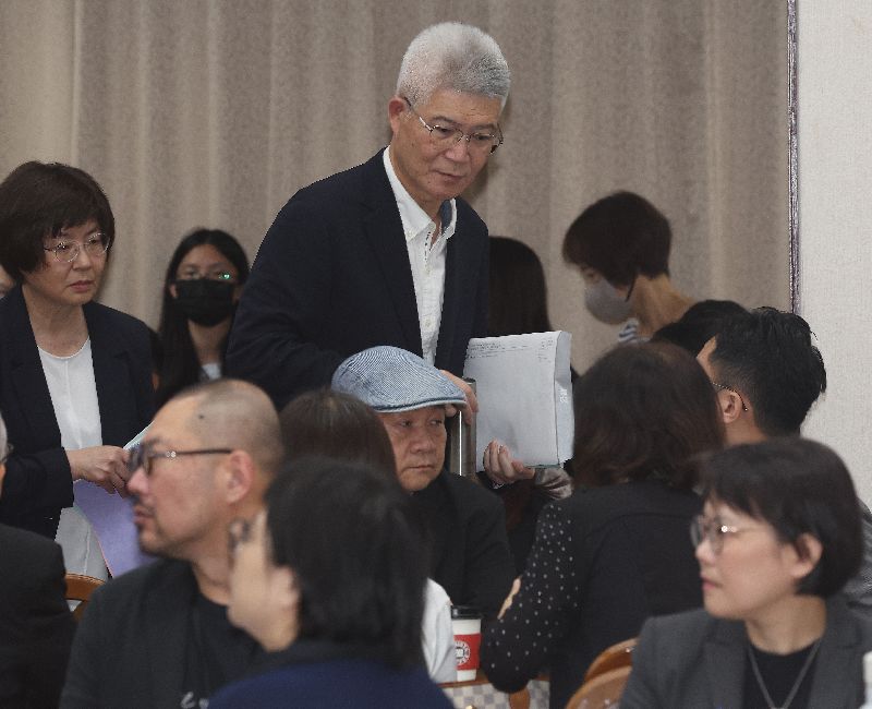 第8屆公視董事會延宕，針對公視董事長胡元輝（後中）適任資格，國民黨立委羅智強7日在立法院教育及文化委員會開議前，要求胡元輝離席；胡元輝對此表示，在立院運作上，他尊重立院的決定