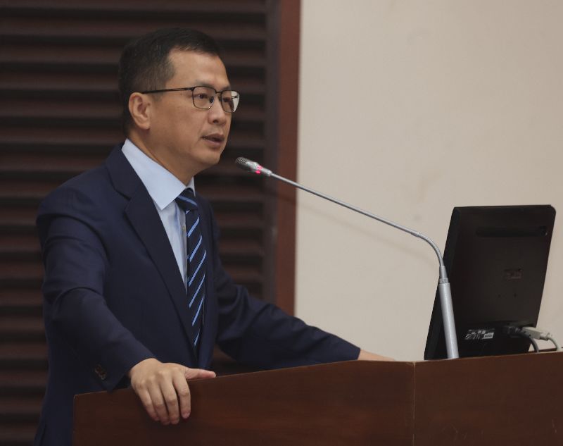 第8屆公視董事會陷僵局，針對公視董事長胡元輝適任資格，國民黨立委羅智強（圖）7日在立法院教育及文化委員會開議前，要求胡元輝離席。羅智強表示，並非針對胡元輝個人，而是基於法律原則