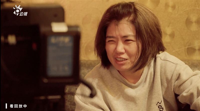 蒲禾菲、朱軒洋熱吻，嚴藝文表情也被拍下。（圖／公視提供）