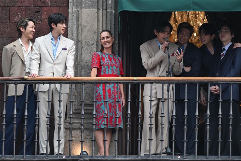 墨西哥總統薛恩鮑姆（左3）與防彈少年團7名團員合照。（圖／翻攝自Claudia Sheinbaum Pardo臉書）