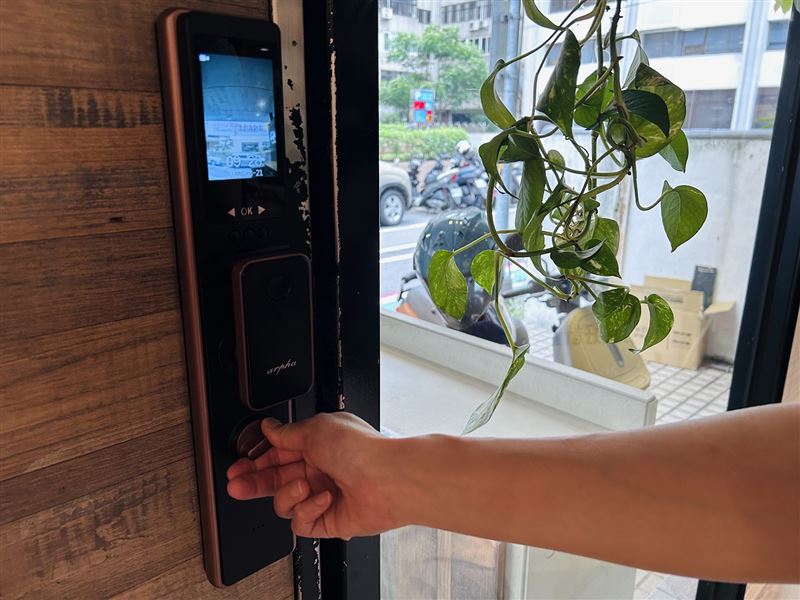 若發生緊急狀況，搭載「機械快開」的電子鎖可透過物理性的旋鈕開鎖逃生。（圖／品牌業者提供）