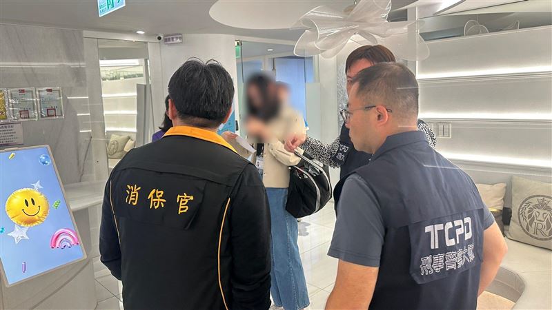 北市消保官與衛生局、刑大聯合稽查愛爾麗診所台北松江南京店。（圖／北市法務局提供）