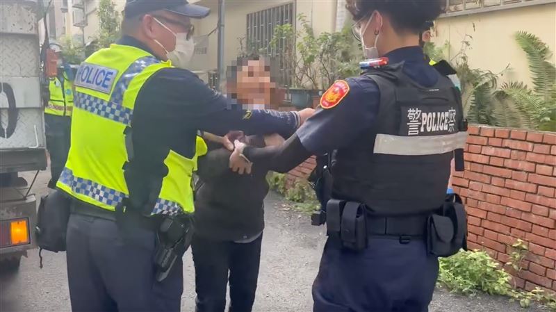 林姓婦人見大批回收物、垃圾被清走，一度情緒崩潰怒吼。（圖／翻攝自彰化縣媒體記者協會臉書）