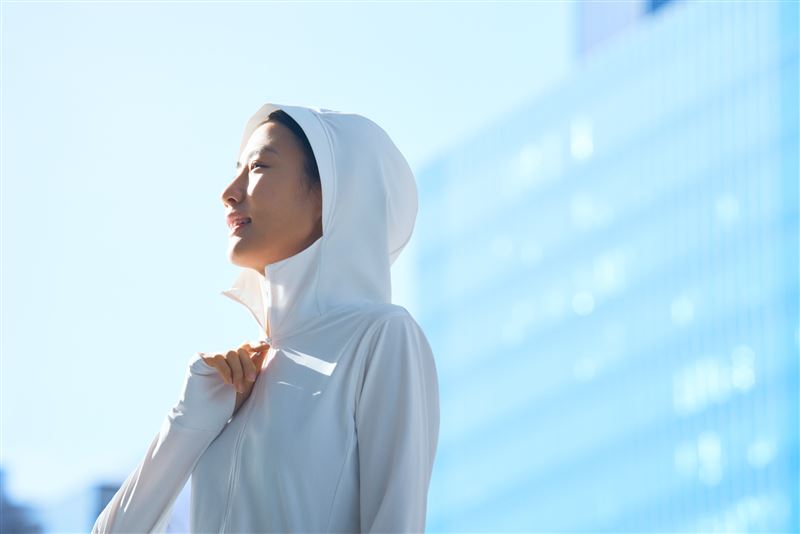 最強人氣新品誕生！「特級彈性 AIRism 防曬連帽外套」UPF50+ 一穿即涼。（圖／品牌業者提供）