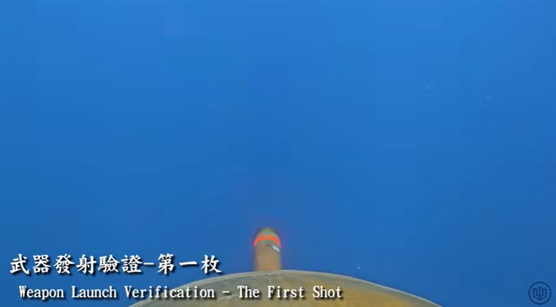 海鯤號完成操雷射擊,後續由海軍新型救難艦大武艦將操雷回收。(圖/翻攝自台船官方YT)