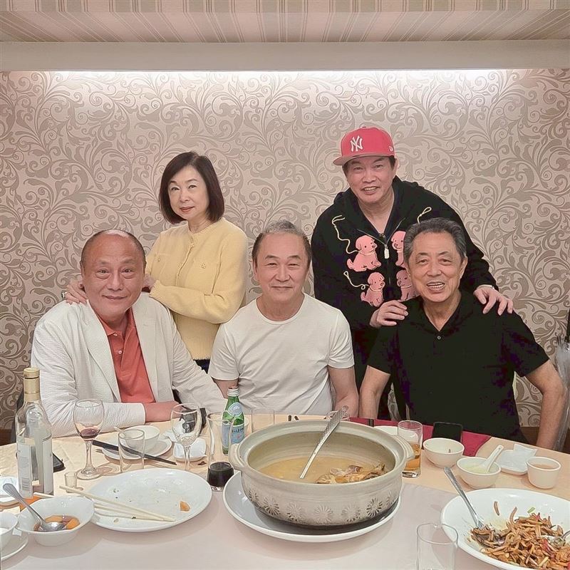 導演陳德森來台做公益（前中），與「網紅與善的距離」總導演伍宗德、周雅芳、導演朱延平、康康相見歡。（圖／網紅與善的距離提供）