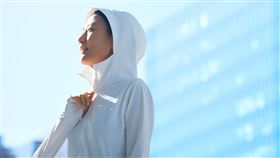 最強人氣新品誕生！「特級彈性 AIRism 防曬連帽外套」UPF50+ 一穿即涼。（圖／品牌業者提供）