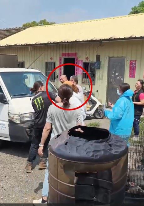不滿犬隻被帶走，飼主揮拳怒毆黃姓女動保員。(圖／翻攝畫面)
