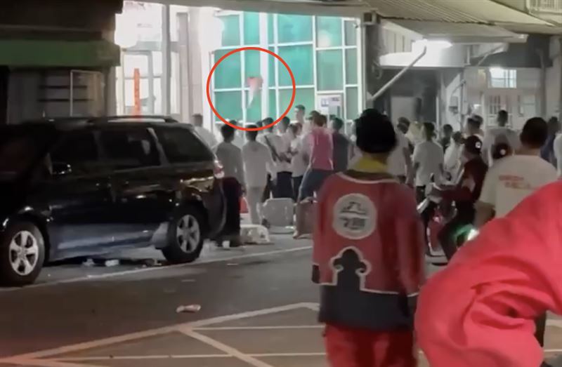 北港朝天宮前董座家遭20惡煞闖入，員警到場時現場衝突已結束。（圖／翻攝自爆廢公社）