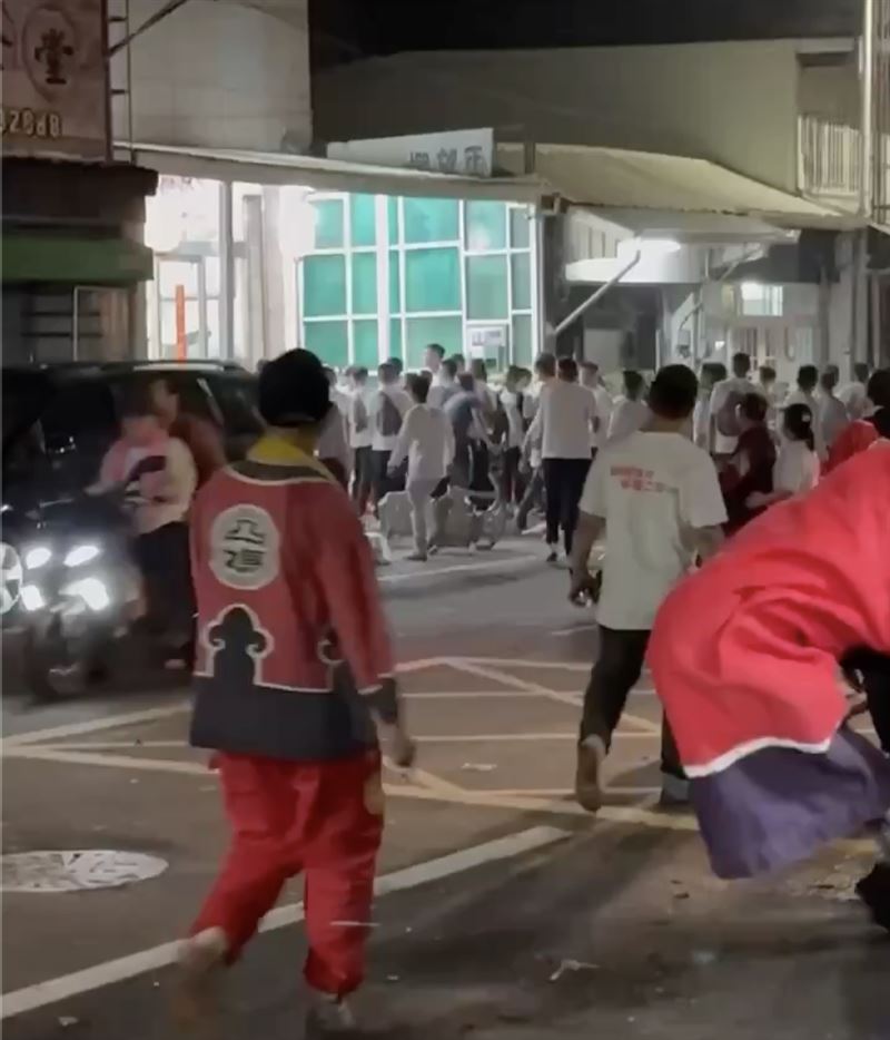 前北港朝天宮董事長曾蔡美佐的住家遭20多名不明人士闖入。（圖／翻攝自爆廢公社）