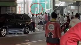 北港朝天宮前董座家遭砸！20惡煞闖入見人就打　家屬控警包庇吃案（圖／翻攝自爆廢公社）