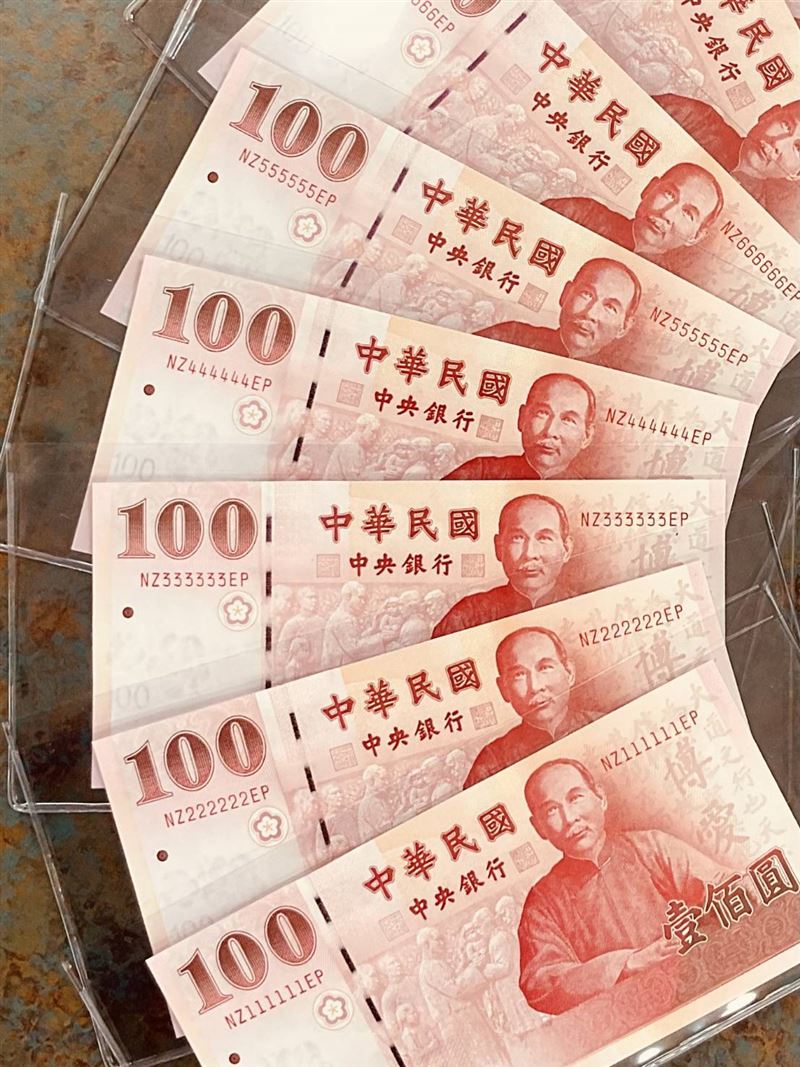 央行特殊號鈔券拍賣累計淨收8748萬，第28期將上架153組。發行局局長鄧延達指出上期脫標率罕見掉至八成，主因市場波動，他強調特殊號絕不回流市面以示公平。（圖／中央銀行提供）