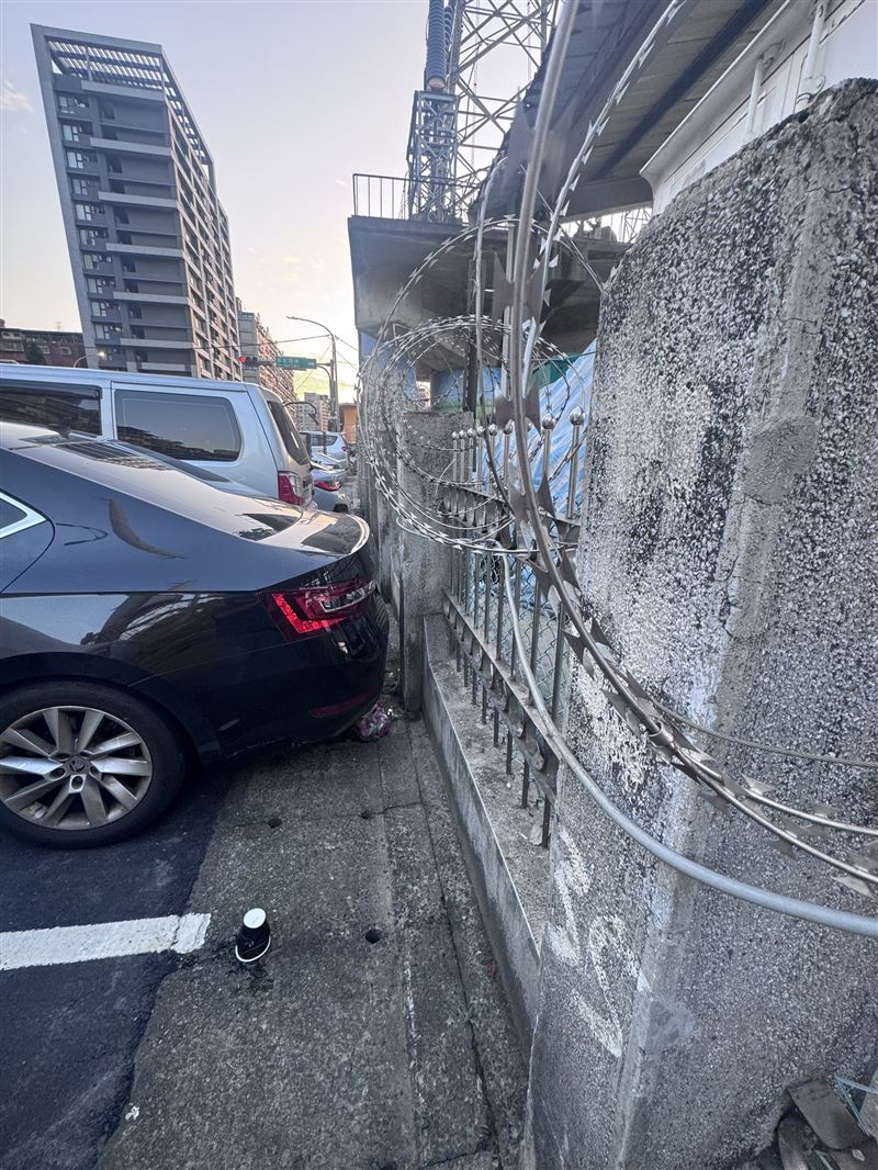 中和瓦磘抽水站周邊圍牆，蛇籠裸露在外，害民眾頭部受傷，縫了十針，市府預計明天下班前拆除。（圖／張嘉玲提供）
