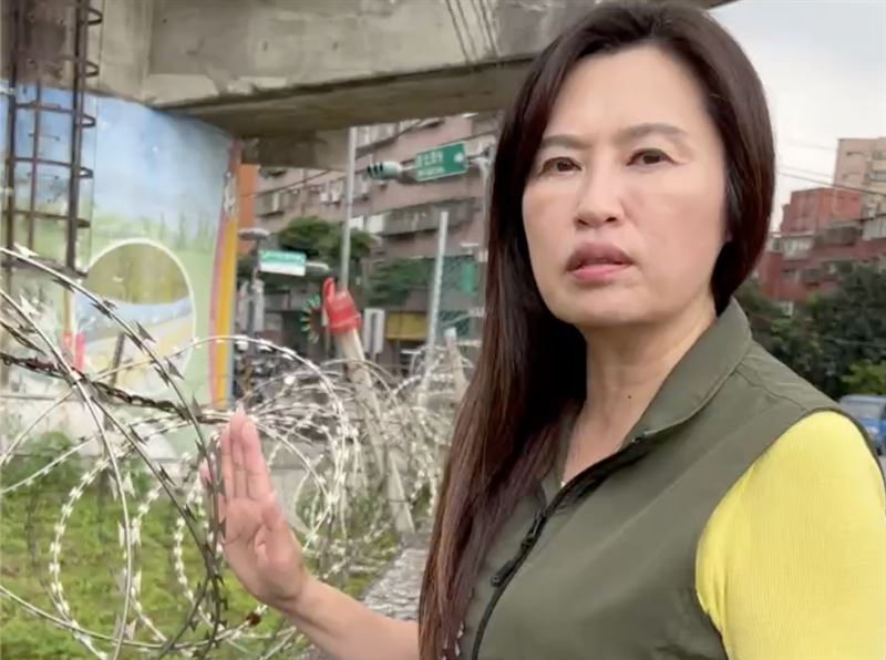 中和瓦磘抽水站周邊圍牆，蛇籠裸露在外，害民眾頭部受傷縫了十針，市府預計明天下班前拆除。張嘉玲指出，在今天以前就反映過蛇籠跑到圍牆外面，而民眾受傷，經過反映之後，市府才緊急處理。（圖／張嘉玲提供）