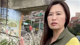 中和瓦磘抽水站周邊圍牆，蛇籠裸露在外，害民眾頭部受傷縫了十針，市府預計明天下班前拆除。張嘉玲指出，在今天以前就反映過蛇籠跑到圍牆外面，而民眾受傷，經過反映之後，市府才緊急處理。（圖／張嘉玲提供） 