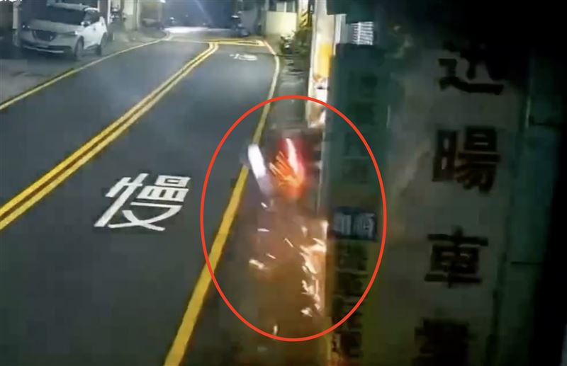 3名學生瞬間噴飛，摩托車則是一路滑行。（圖／翻攝自Threads@yue85.12.25）