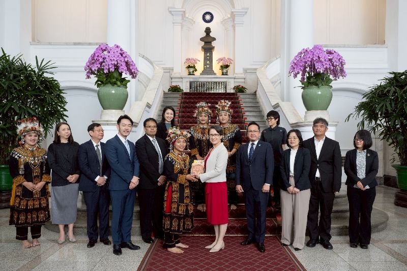 副總統蕭美琴（前右5）上月與紐西蘭跨黨派國會議員訪問團，及NSO國家交響樂團（台灣愛樂）見面。她誠摯歡迎紐西蘭國會議員訪問台灣，盼兩國在文化交流上有更多的合作互動。（總統府提供）