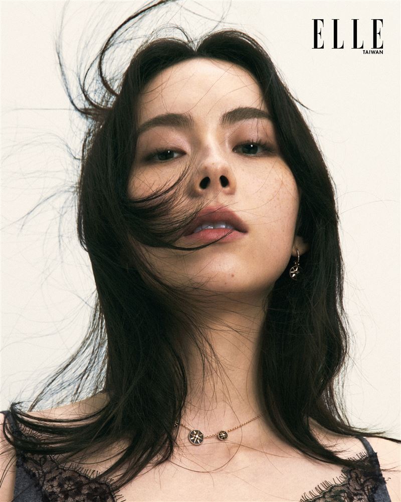 林奕嵐不斷讓自己升級，持續在表演路上探索。（圖／ELLE TAIWAN)