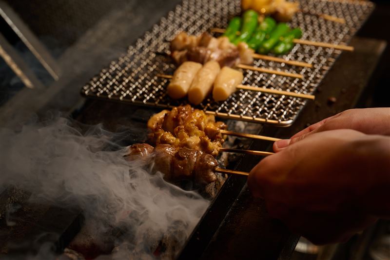 燒鳥的煙火香氣是料理的靈魂之一。（圖／品牌業者提供）