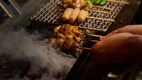 燒鳥的煙火香氣是料理的靈魂之一。（圖／品牌業者提供） 
