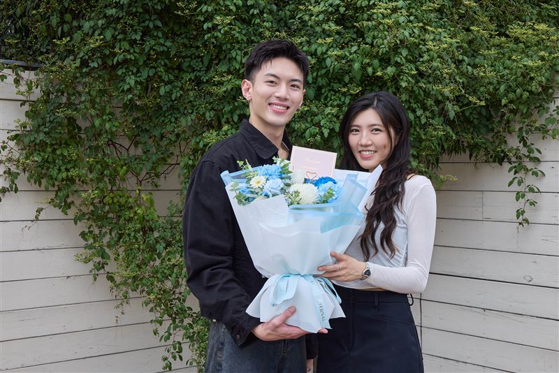龔言脩以象徵真誠、溫柔、自由獨特的花材，為林希子送上祝福。（圖／iSHOW愛秀演藝提供）