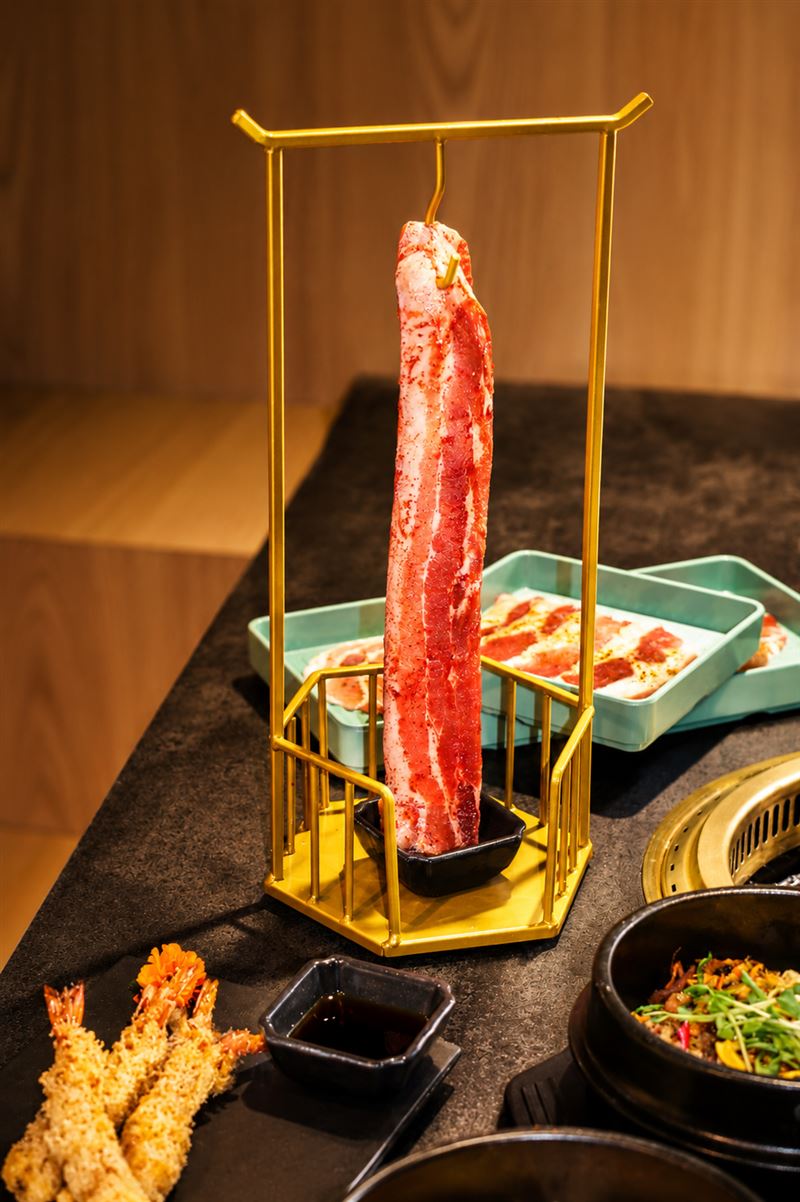 「娘子吊豬肉」上桌即點燃火焰，帶來豐富的用餐儀式感。（圖／業者提供）