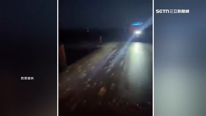 採蚵鐵牛車出海遊客，回程司機拿出整袋金紙，要大家沿途往外撒，遊客內心不免有些毛毛的。（圖／翻攝民眾提供）
