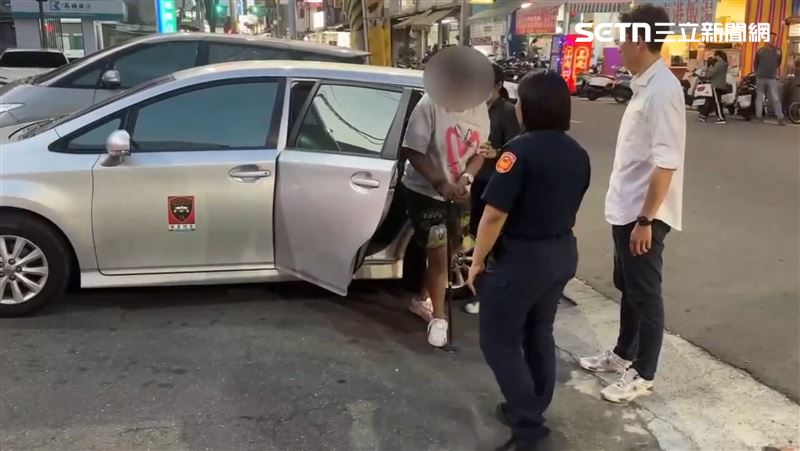 毒駕狼狽落網，還要拐杖支撐、警方扶。（圖／翻攝畫面）