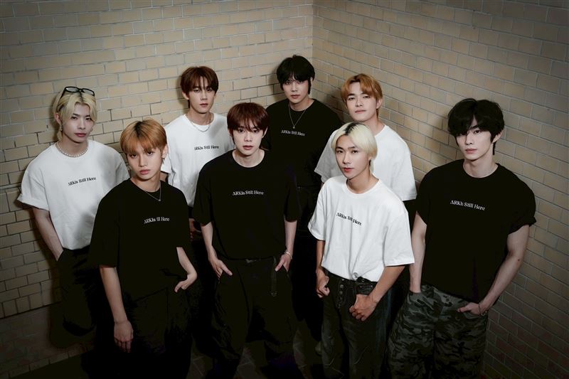 「ARKis」李定（前排左起）、Alex、黃崇峻、禾雁凱、李東翰（後排左起）、Vin、伍承慶、鄭彫秦接受《三立新聞網》專訪。（圖／娛樂中心攝影）