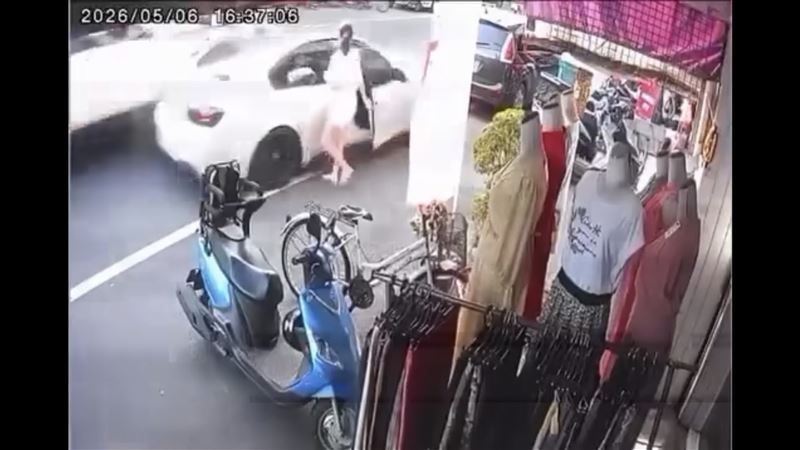 嘉義BMW 臨停路邊讓副駕女乘客下車，沒想到短短 3 秒內，後方一輛賓士休旅車竟高速衝撞。（圖／翻攝自wupunpun_1216 Threads）