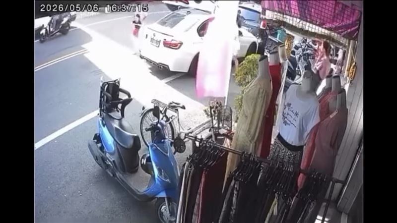 BMW駕駛下車時竟直接從胸前抱著幼童，大家紛紛質疑：「孩子是坐駕駛腿上嗎？」（圖／翻攝自wupunpun_1216 Threads）