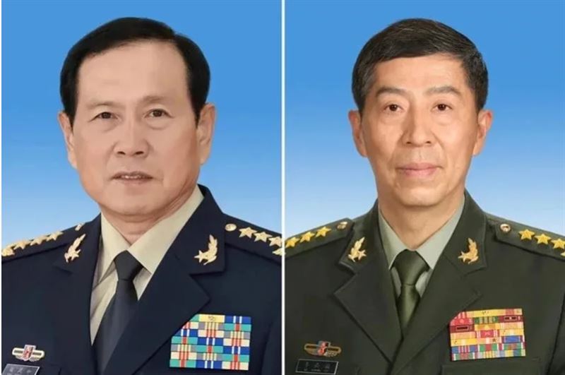 落馬近兩年的中國前後任國防部長魏鳳和（左）、李尚福（右），7日官宣均被以受賄罪判處死緩。（圖／新華社）