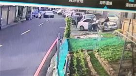 苗栗街頭談判，女子駕車衝撞前男友釀3傷。（圖／翻攝畫面）