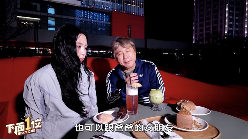 胡瓜稱讚Emma跟爸爸的「女朋友」相處得好時，沒想到 Emma秒回：「是跟女朋友『們』相處得很好！」（圖／翻攝自下面一位YouTube）