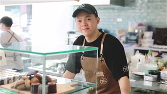 獨／咖啡廳服務生超眼熟！竟是超大咖歌手