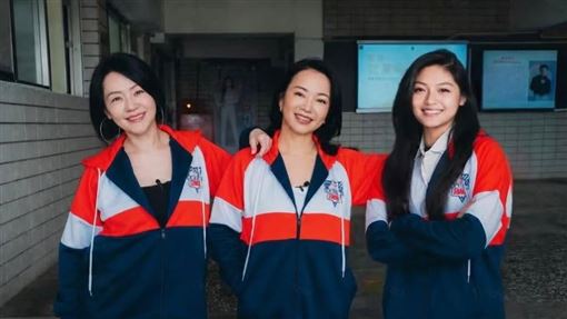 阿雅用AI合體大小S！重現校園三姐妹合照