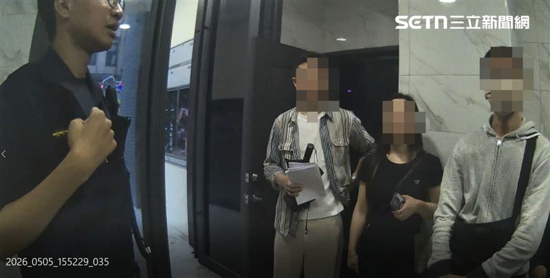 台中潭子發生電梯受困案，5人看房搭電梯受困，驚動警消到場救援。（圖／翻攝畫面）