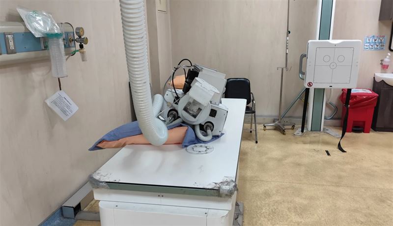 患者開刀完作X光檢查，儀器卻突然掉落砸在身上，讓家屬相當氣憤。（圖／翻攝自Threads @wj0622sa）