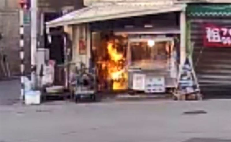 彰化鹿港炸雞店發生氣爆意外，驚悚畫面曝光。（圖／翻攝自Threads @breakfast_220）