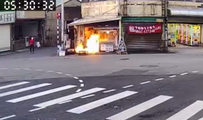 彰化鹿港炸雞店發生氣爆意外，驚悚畫面曝光。（圖／翻攝自Threads @breakfast_220）